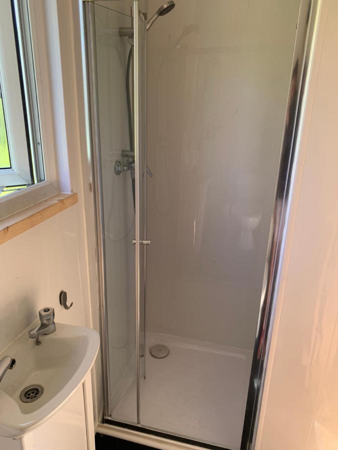 Hillcrest Hut Apartment Tenby Bagian luar foto